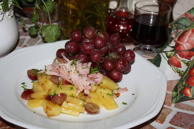 Ananas und rote Trauben gebraten mit Schwarzwälder Schinken