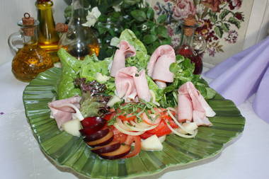 Frühlingssalat mit Schwarzwälder Schickenrosen , Melonen und Zitronen-Joghurt Dressing