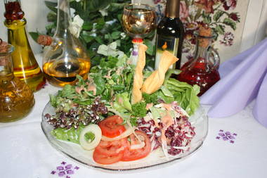 Salatsynphoni mit Radiccio,Orangenjoghurt Dressing und Cocktailso&szlig;e