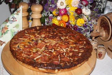  Schwarzwälder Speckkuchen mit frischen Champignons und Paprika