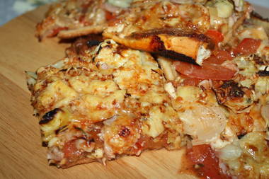 Pizza mit Schinken, Zwiebeln und Käse