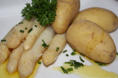 Spargel mit neuen Kartoffeln