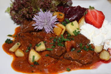 Gulasch mit gebratenen Apfelstücken