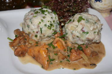 Pfifferlinge in Sahnesoße und  Semmelknödel