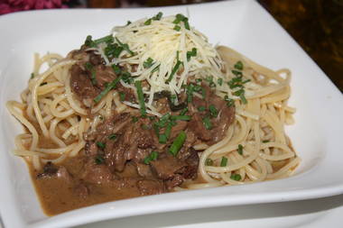 Spaghetti mit Rehsoße und Rehfleisch von den Knochen