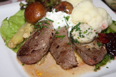 Rehrückensteak mit Wildkräuterbutter