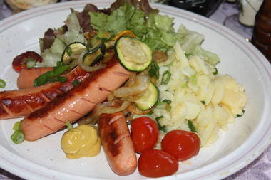 Grillteller Schwarzwälder Grillwurst mit Schwäbischem Kartoffelsalat