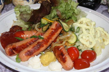 Grillteller Schwarzwälder Grillwurst, Schwäbischem Kartoffelsalat und Zucchinigemüse
