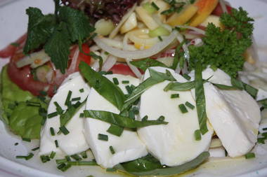 Mozzarella mit mediteranen Kräutern