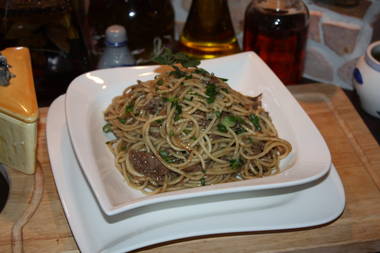 Spaghetti mit einem feinen Rehragout und Burgunder-Rehsoße