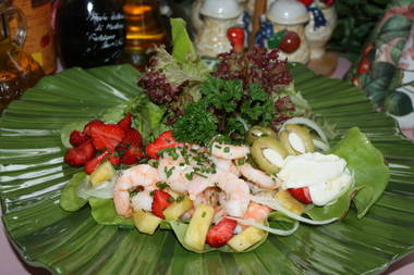 Garnelen mit Erdbeeren, Ananas, Oliven und Ananasdipp