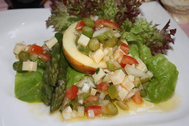Tomatensalat mit Käse und glasiertem grünem Spargel