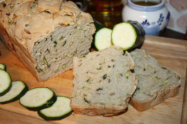 Joghurt Brot mit Zucchini