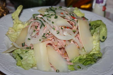Wurstsalat mit Paprika-Lyoner-Wurst und Emmentaler Käsescheiben