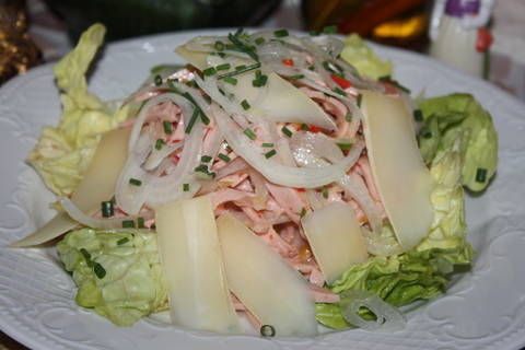 Wurstsalat mit Paprika-Lyoner-Wurst und Emmentaler Käsescheiben