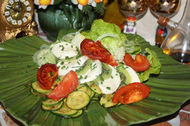 Mozzarella mit Grilltomaten, Zucchini und Kiwi