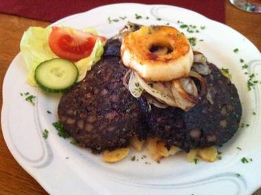 Blutwurstscheiben mit Grillapfel und Bratkartoffeln