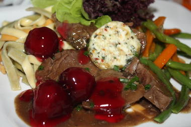 Rehbraten mit Sauerkirschen und Kräuterbutter