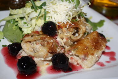 Röhrennudeln mit Käsesoße und Weinbrombeeren