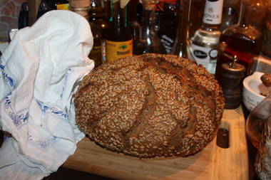 Dunkles Bauernbrot mit Weizenkörner