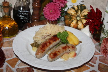 Kalbsbratwurst auf Wein-Apfel-Sauerkraut