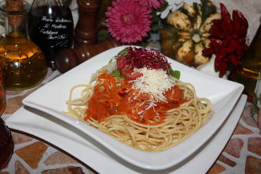 Spaghetti mit feurig scharfen Paprikastreifen