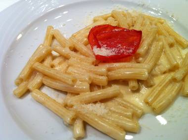 Makkaroni mit Butter Trüffelöl und frischem Parmesan
