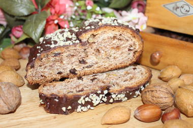 Schwarzwälder Haselnuss-Gewürzstollen