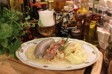 Schlachtplatte mit Bratwurst