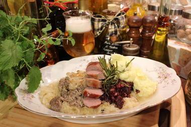 Schlachtplatte mit gebratener, Blut, Leber, Bratwurst und Pfannenzwiebeln