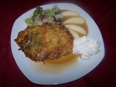 Apfel-Kartoffelpuffer mit Ahornsirup und Hüttenkäse