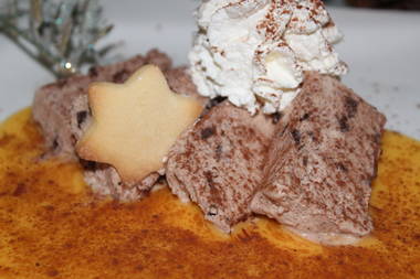 Lebkuchen-Parfait mit Schokostückchen und hausgemachtem Eierlikör