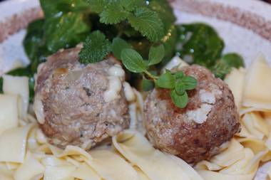 Fleischb&auml;llchen gef&uuml;llt mit Emmentaler-K&auml;se