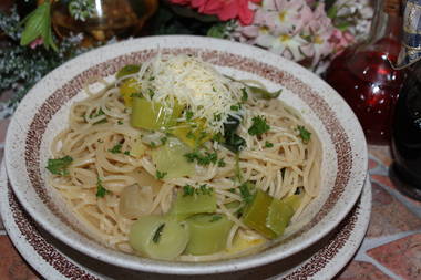 Spaghetti mit Lauch-Zitronen-Sahnegemüse