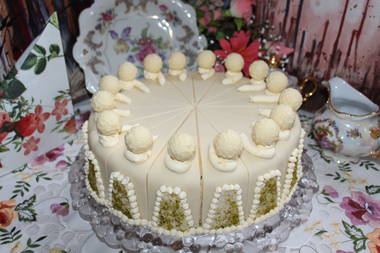 Weiße Cointreau Torte mit weißen Schokoladen-Trüffel