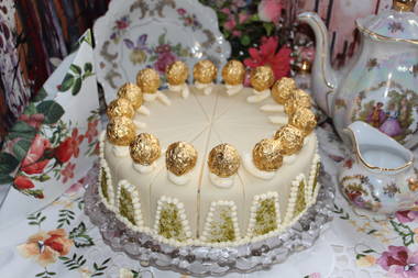 Weiße Kirsch Maraschino-Torte mit Gold-Trüffel