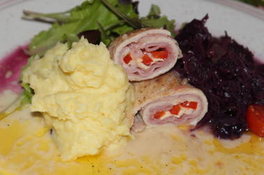 Putenrouladen mit Schinken,Käse und Paprikafüllung