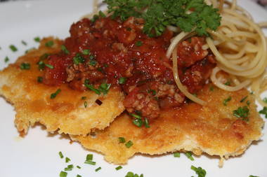 Paniertes Schnitzel Bolognese