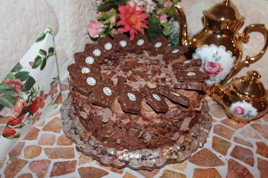 Kuckucksuhrentorte mit Kirschwasser-Pralinenfüllung