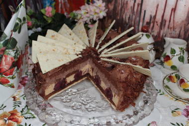 Schokoladensahne mit Nougat und Schwarzwaldkirschen