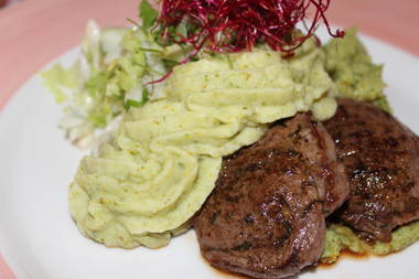 Reh-Medaillons mit Broccoli-Kartoffelbrei