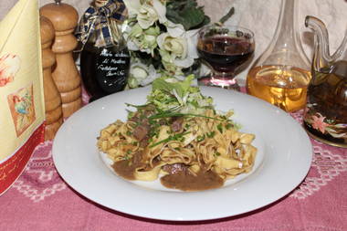 Selbstgemachte Bandnudeln mit Reh-Sahne-Ragout