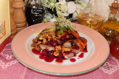 Schweinefilet-Medaillons mit Schwarzwälder Kirschen und frischen Pfifferlingen