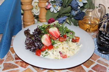 Fr&uuml;hlingssalate mit marinierten Erdbeeren