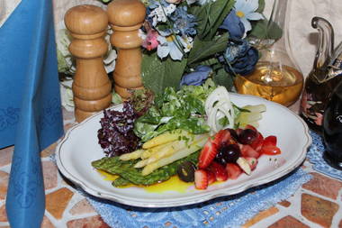 Grüne und weiße Spargel mit marinierten Honig-Erdbeeren