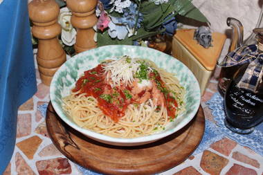 Spaghetti mit frischer Tomatensoße und feinem Olivenöl