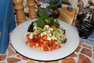 Frülingssalat mediteran mit Spargel, Tomaten und verschiedenem Mozzarella