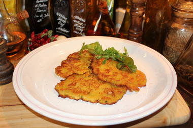 Kartoffelpuffer mit Schnittlauch und Petersilie