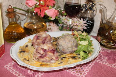 Kirschknödel auf frischen Champignons