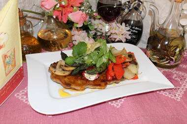 Schweinekotlett mit grünem Spargel und Paprika-Champignon-Gemüse